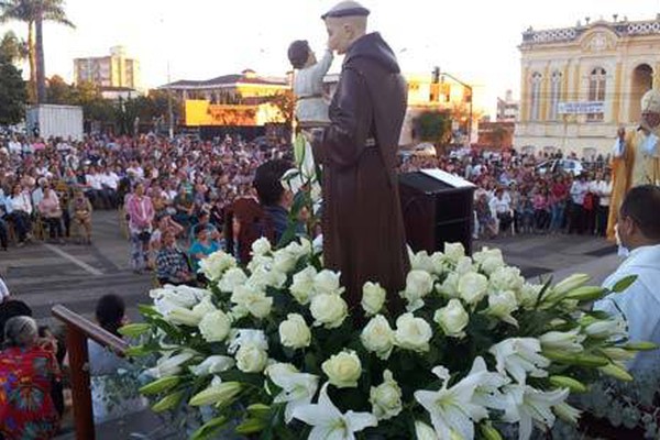Milhares de fiéis celebram o dia de Santo Antônio em Patos de Minas