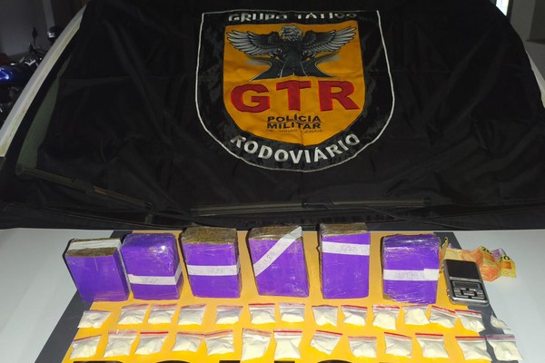 Idoso é preso com barras de maconha e papelotes de cocaína em operação da Polícia Rodoviária