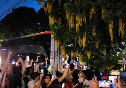 Cruzeirenses lotam frente de hotel e recepcionam o clube com festa antes de jogo decisivo em Patos de Minas