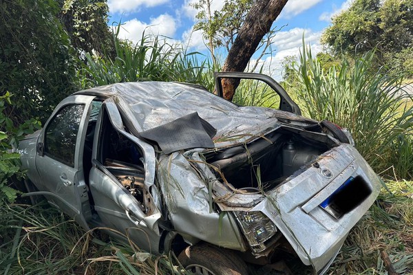 Motorista cochila ao volante e  capota na MG 410; veículo de passeio ficou destruído