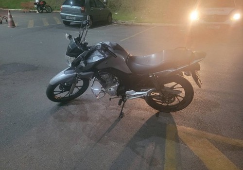 Passageiro de moto é preso em estacionamento de hipermercado quando iria vender arma de fogo em Patos de Minas
