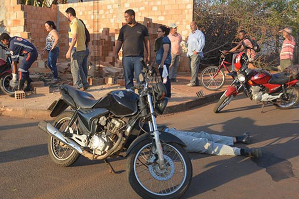 Motociclista bate em outra moto e quebra o muro de uma construção em Patos de Minas