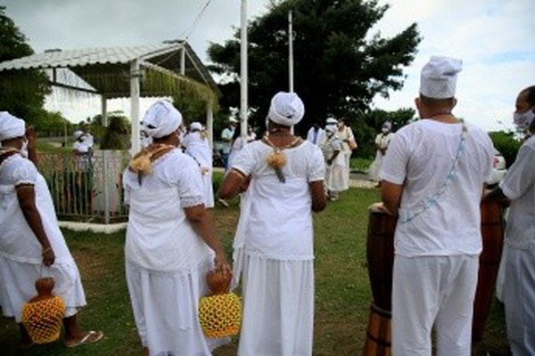 Empregada comparada a "pomba-gira" será indenizada por intolerância religiosa