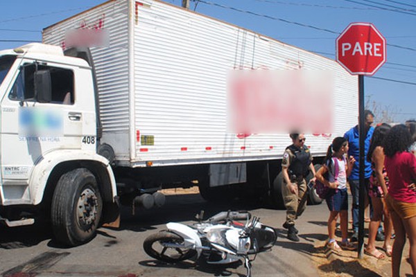 Caminhão para sobre o braço de motociclista em grave acidente em Patos de Minas 