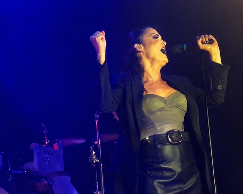Cantora trans de Patos de Minas surpreende ao dividir o palco com Fátima Leão em show histórico; veja