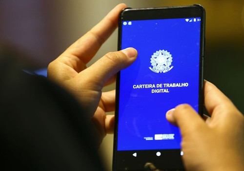 Mercado de trabalho formal cresce 2,6%; serviço público puxa alta
