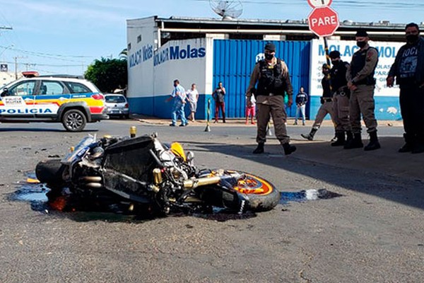 Motociclista morre ao bater em veículo de passeio no cruzamento da Doutor Marcolino com Ceará