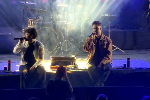 Marlon e Meiron se sentam no palco e cantam sucessos sertanejos pertinho do público; veja ao vivo