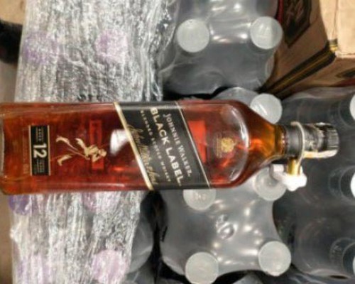 Homem é preso após colocar garrafa de whisky 12 anos dentro da calça e tentar sair de supermercado