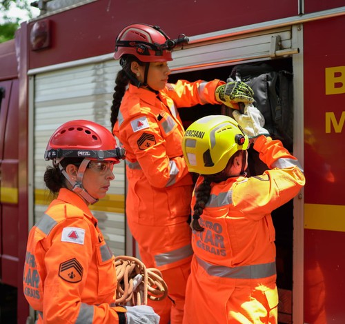 Corpo de Bombeiros abre 342 vagas em concurso público com salários que podem chegar a R$ 11 mil
