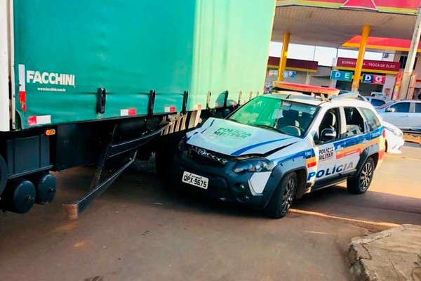 Policial vai atender a ocorrência e acaba se envolvendo em acidente com caminhão em Lagoa Formosa