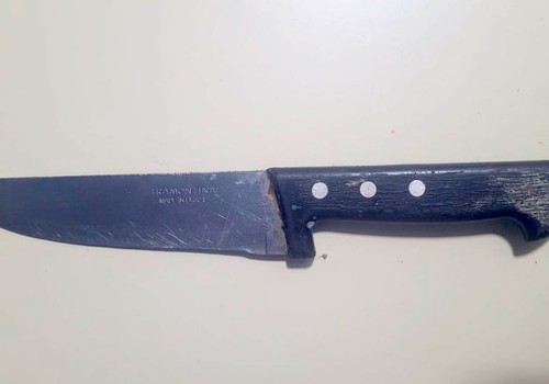 Garota esfaqueia padrasto ao tentar defender mãe durante briga familiar em Patos de Minas