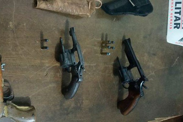 Após briga, PM prende quatro e apreende 3 armas de fogo em bar na zona rural de Patrocínio