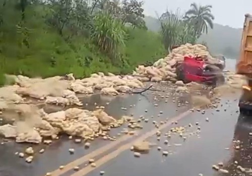 Motorista morre após caminhão aquaplanar e bater em carreta, na BR354