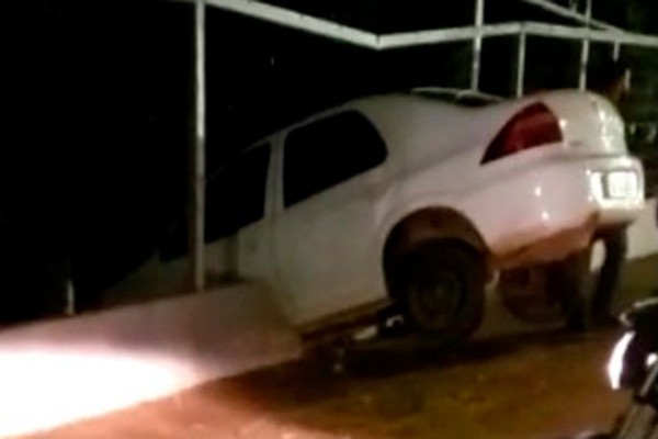 Motorista derruba muro de clube e foge deixando carro com RG e latas de cerveja vazias 