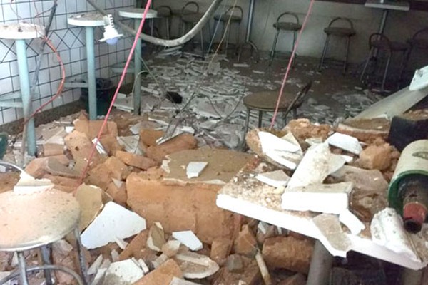 Parte de estrutura desaba em lanchonete no centro de Patos de Minas e deixa feridos