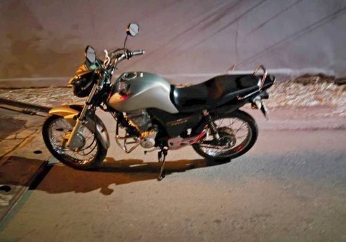 Jovem pinta caracteres de placa de motocicleta recém adquirida e acaba preso na MGC-354, em Patos de Minas