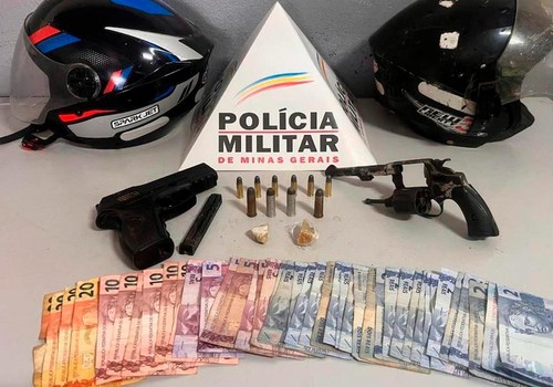 PM recupera moto furtada, apreende arma de fogo e drogas e prende suspeitos em Patos de Minas