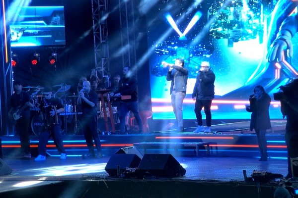 Matheus e Kauan levantam o público na Arena da Fenamilho com o sucesso "Triplex"; veja ao vivo