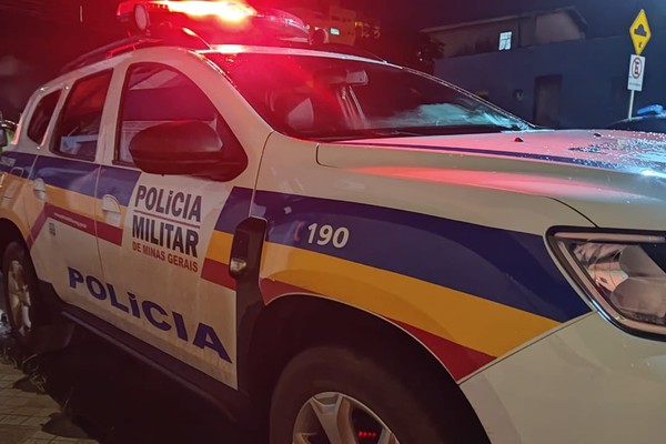 Jovem é preso após agredir mulher grávida que teria comprado drogas com ele em Patos Minas