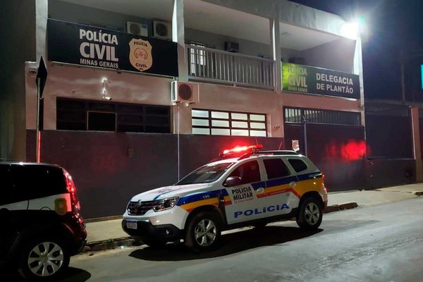 Homem que perseguia ex-companheira é preso após causar confusão em bar durante jogo do Brasil