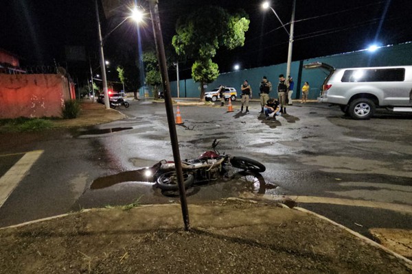 Motociclista morre ao bater em veículo que fazia conversão na rua Major Gote; motorista foi preso