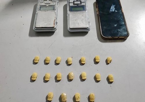 Jovem é preso com comprimidos de ecstasy após denúncia de tráfico de drogas em Patos de Minas