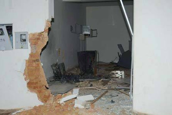 Bandidos explodem caixa eletrônico e agência do Bradesco em Matutina