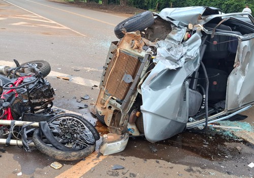 Motociclista perde braço e carro vai parar tombado em grave acidente na estrada do Arraial dos Afonsos