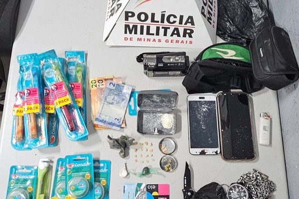 Casal escondido em lençóis debaixo de caminhão é flagrado com droga