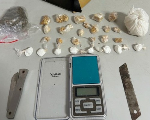 Homem tenta fugir pelo telhado ao ver policiais, mas acaba preso com diversas drogas após se esconder em banheiro