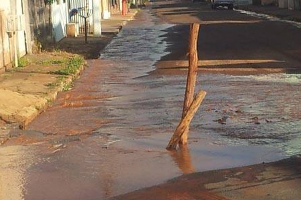 Adutora de água se rompe e abre buraco em pavimentação de rua no bairro Rosário