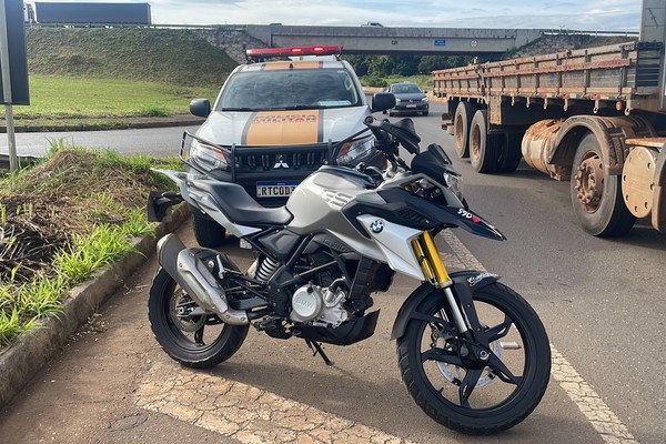 Polícia Militar Rodoviária prende condutor de moto de grande porte após perseguição, em Patos de Minas