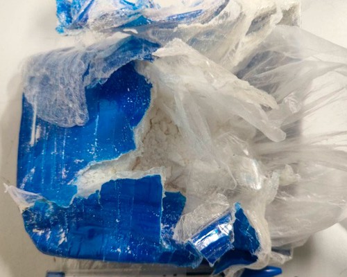 Jovem é preso por tráfico de drogas após PM encontrar crack e cocaína em imóvel no Alto dos Caiçaras