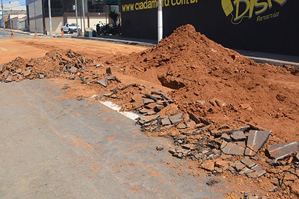 Copasa abre buracos em rua recém-recapeada e irrita moradores em Patos de Minas