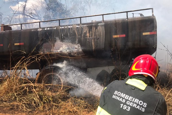 Bombeiros controlam incêndio que atingiu área de preservação e parte de carreta tanque em Patos de Minas