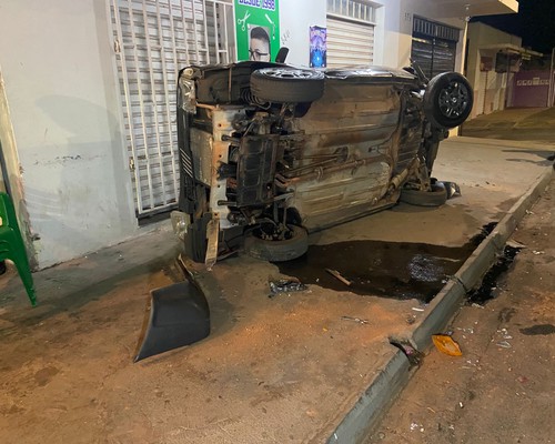 Fiat Uno vai parar tombado sobre o passeio após ser atingido por caminhonete em Patos de Minas