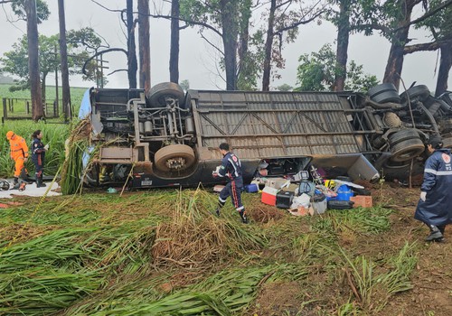 Sobe para 6 número de mortes em acidente com ônibus na BR 365; pista foi liberada