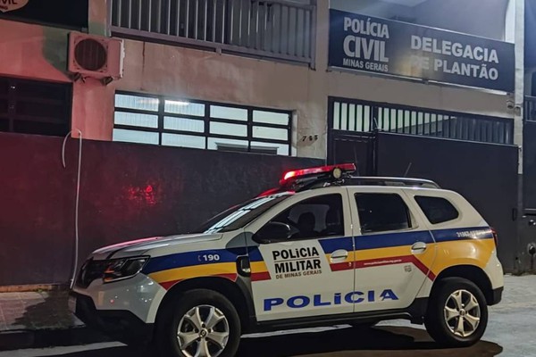 Homem faz ameaças colocando faca no pescoço da esposa e a intimida batendo a arma em seu rosto