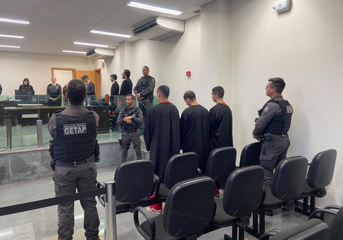 Trio que espancou e ateou fogo em homem por dívida de drogas é condenado a mais de 46 anos