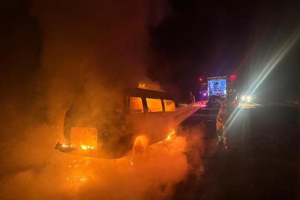 Furgão pega fogo e fica destruído na BR-365, próximo à Serrinha em Patos de Minas