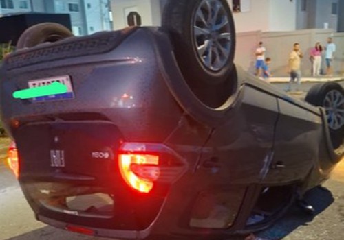 Veículo para com as rodas para o alto em acidente no Jardim Itália, em Patos de Minas