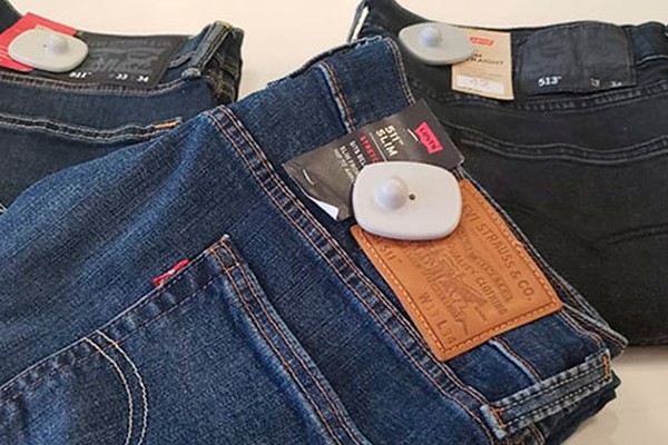 Rovan abre liquidação de Janeiro com calças jeans levi’s pela metade do preço de etiqueta