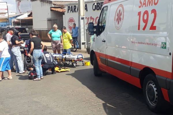 Jovem fica ferido em mais um acidente envolvendo carro e moto em Patos de Minas