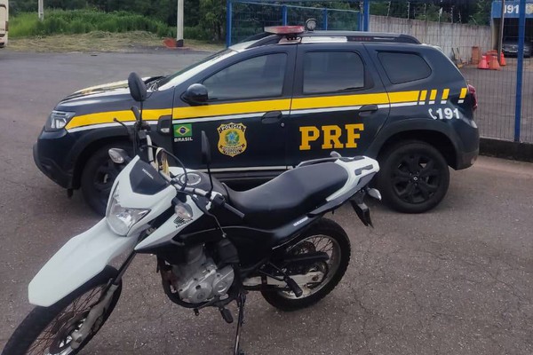 PRF apreende motocicleta adulterada que era transportada em ônibus na BR365