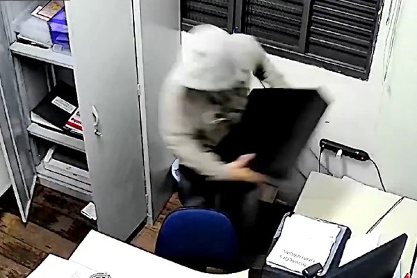 Imagens mostram bandido furtando equipamentos e dinheiro de empresa em Carmo do Paranaíba