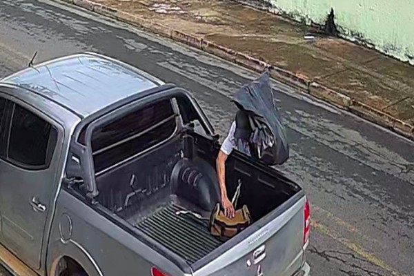 Homem usa saco de lixo na cabeça antes de cometer furto, mas acaba reconhecido e preso