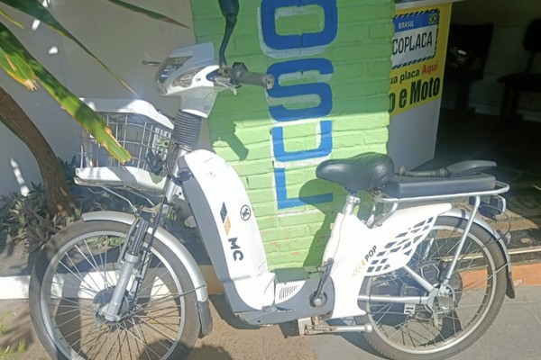 Condutora fica ferida em acidente entre bicicleta elétrica e carro na rua Major Gote