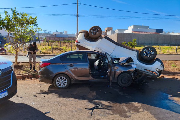 Veículo capota e para com as rodas para cima em acidente no bairro Afonso Queiroz