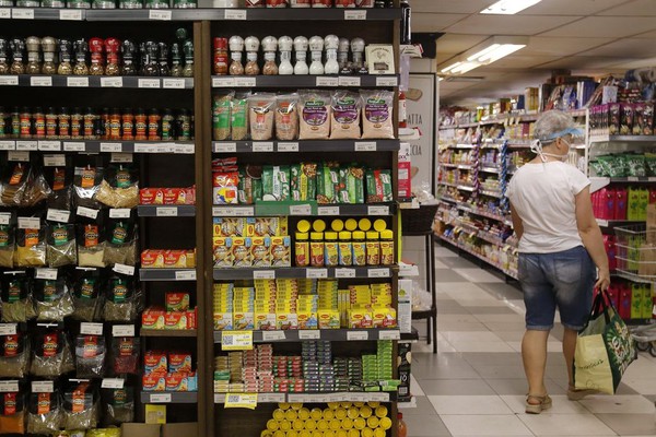 Consumo nos lares brasileiros cai 2,33% em agosto, mostra pesquisa